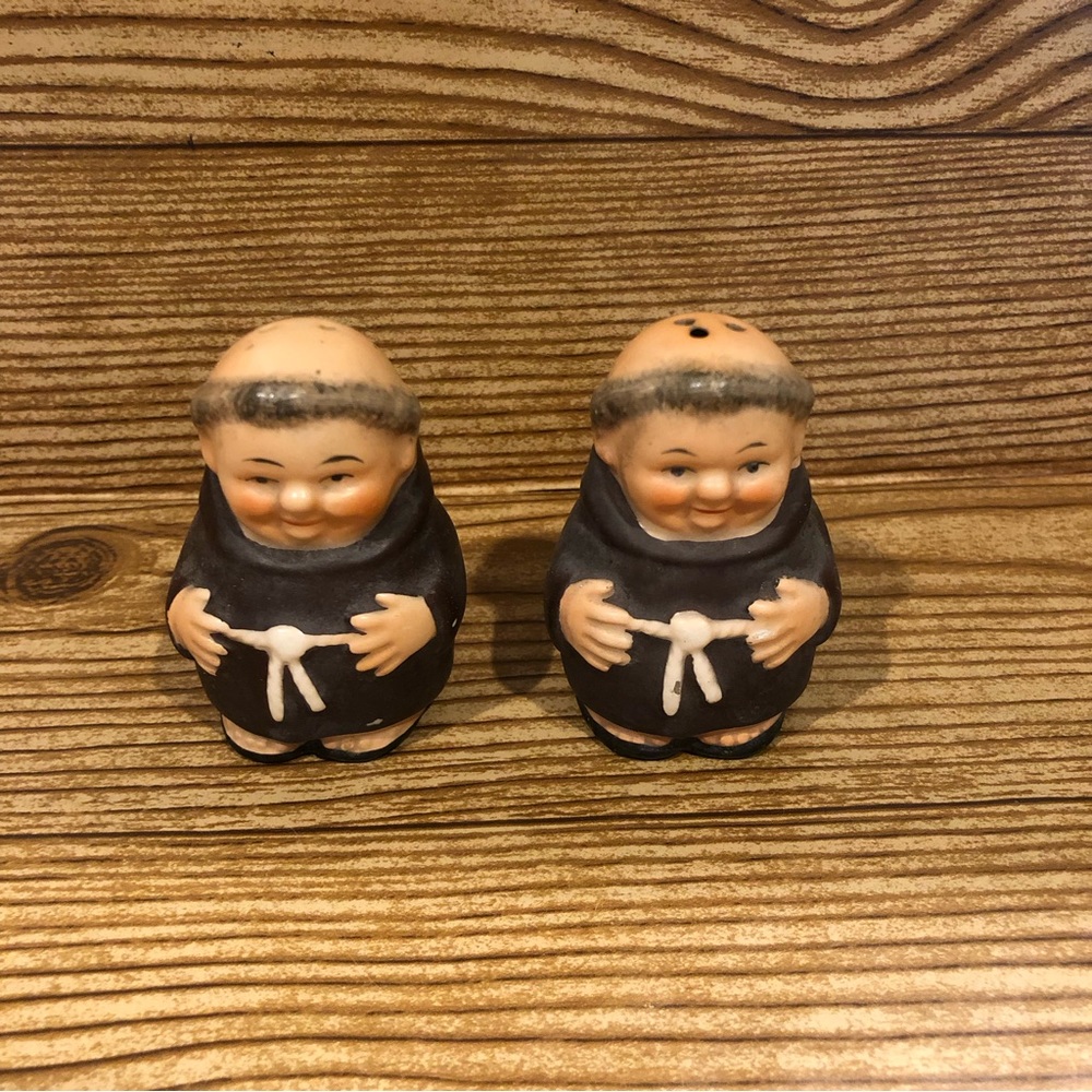 Goebel Friar Shakers about 2.5”